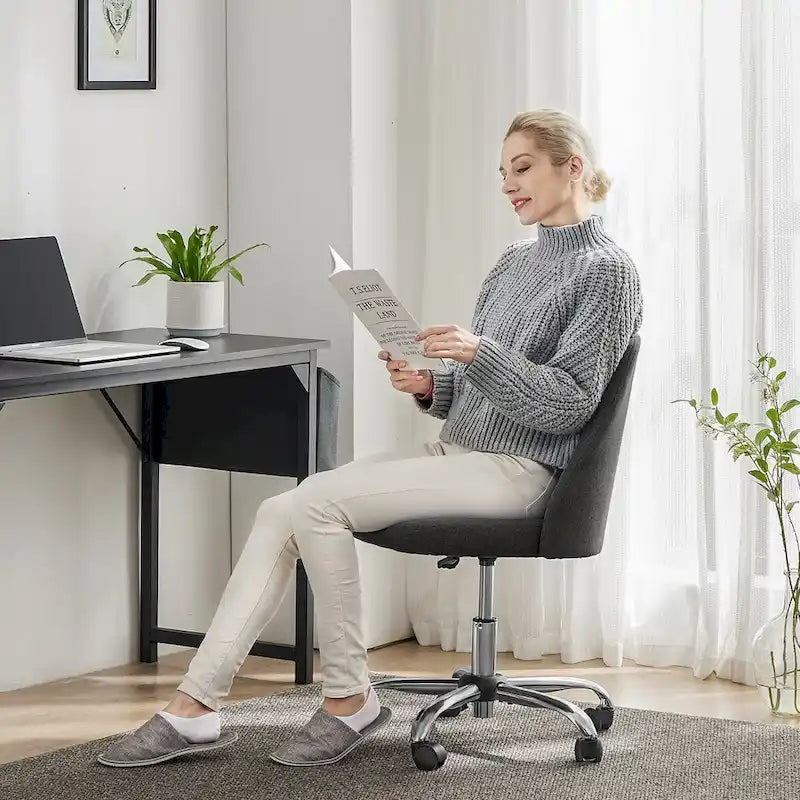 Chaise de bureau sans accoudoirs avec roulettes, pivotante et réglable, idéale pour les petits espaces.